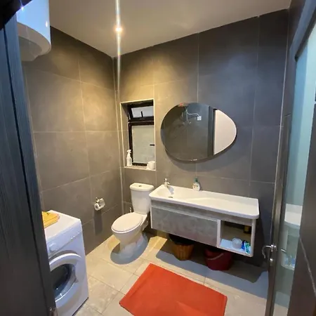 Three Bedroom With Jacuzzi Apartament