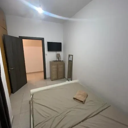 Three Bedroom With Jacuzzi Apartament *